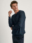 La modella / Il modello Uomo indossa Pigiama con polsini in 100% cotone di colore Blu, Motivo, della serie Relax Selected 6 di CALIDA, Vista frontale