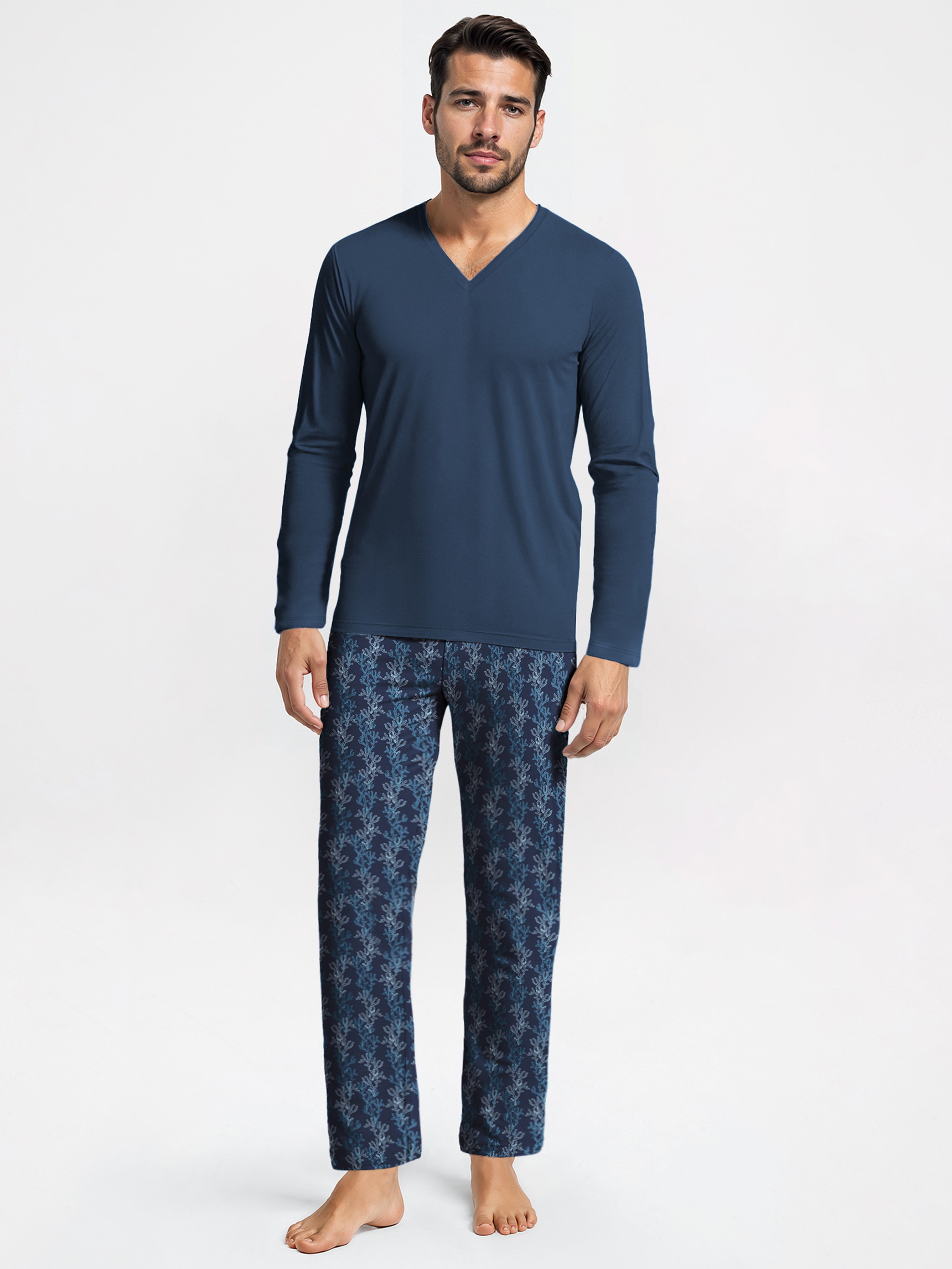Herren-Model trägt Pyjama, lang aus 100% Baumwolle in Blau, Gemustert aus Serie Nightwear Xtra von CALIDA, Vorderansicht, KI-generiertes Bild