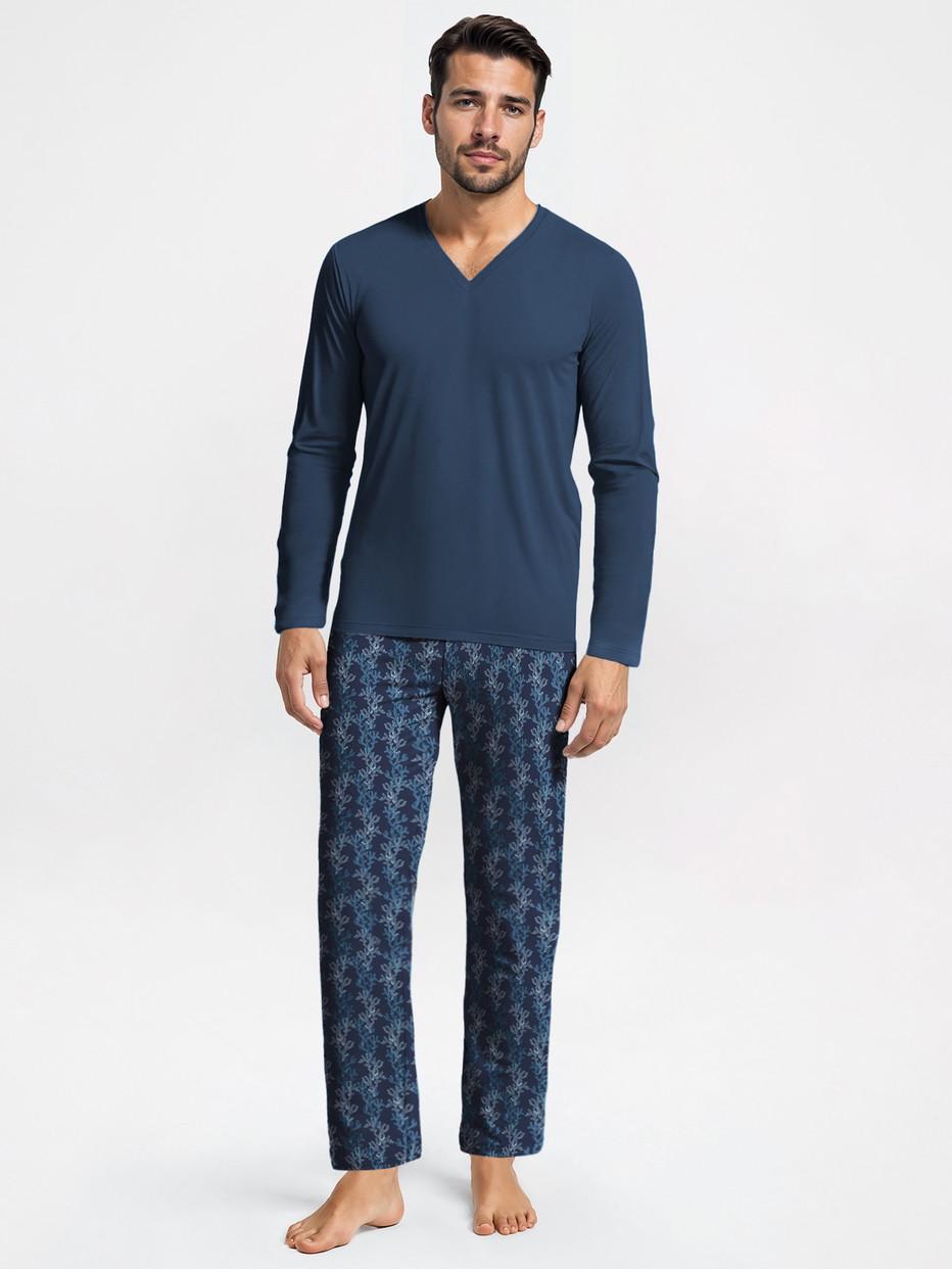 Herren-Model trägt Pyjama, lang aus 100% Baumwolle in Blau, Gemustert aus Serie Nightwear Xtra von CALIDA, Vorderansicht, KI-generiertes Bild