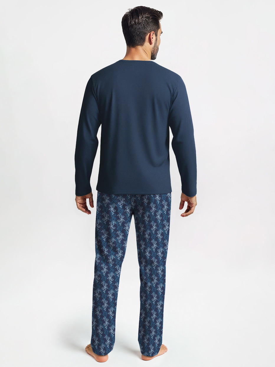Herren-Model trägt Pyjama, lang aus 100% Baumwolle in Blau, Gemustert aus Serie Nightwear Xtra von CALIDA, Rückansicht, KI-generiertes Bild