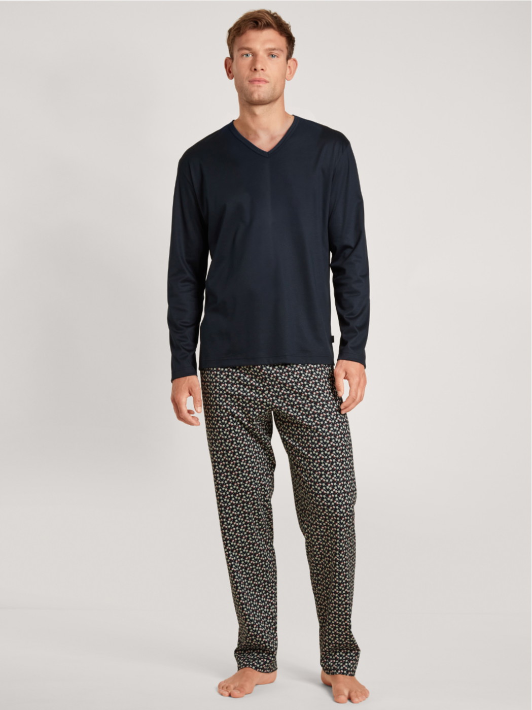 Le mannequin Homme porte le/la Pyjama, longue en 100% coton de couleur Bleu, À motifs, de la série Nightwear Xtra de CALIDA, Vue de face