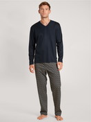 Le mannequin Homme porte le/la Pyjama, longue en 100% coton de couleur Bleu, À motifs, de la série Nightwear Xtra de CALIDA, Vue de face