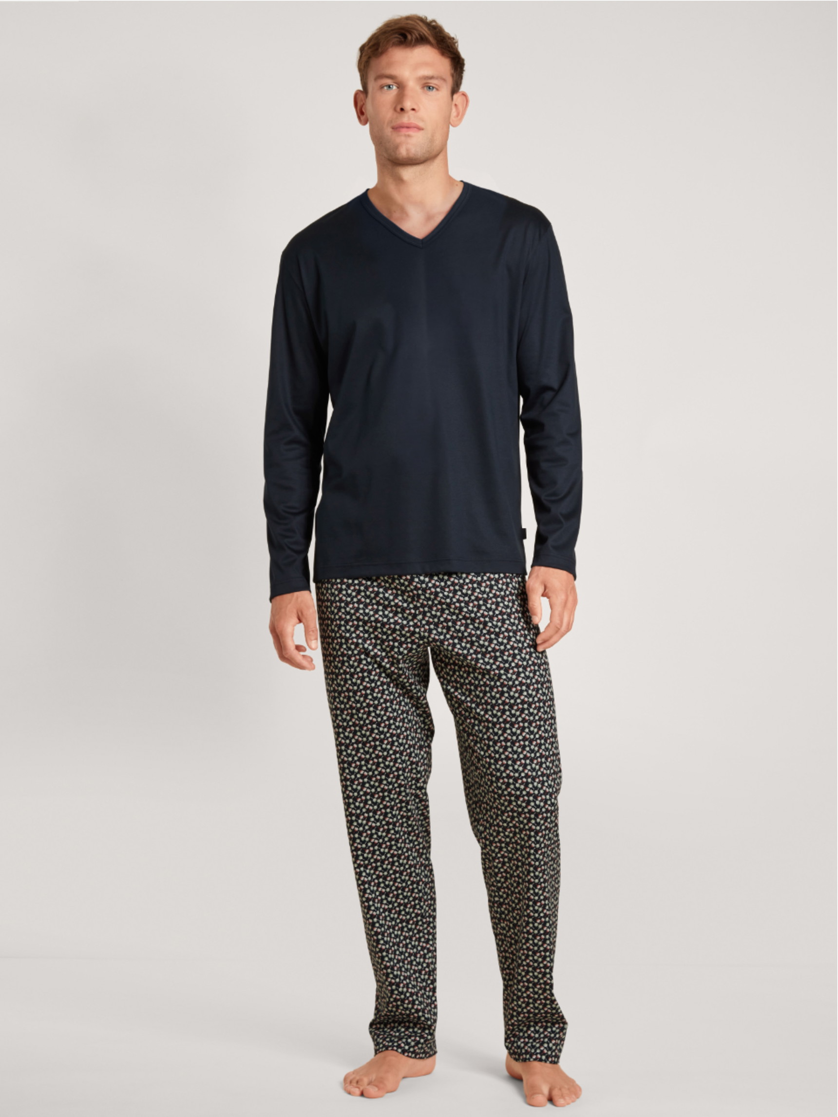 La modella / Il modello Uomo indossa Pigiami, lunghi in 100% cotone di colore Blu, Modello, della serie Nightwear Xtra di CALIDA, Vista frontale