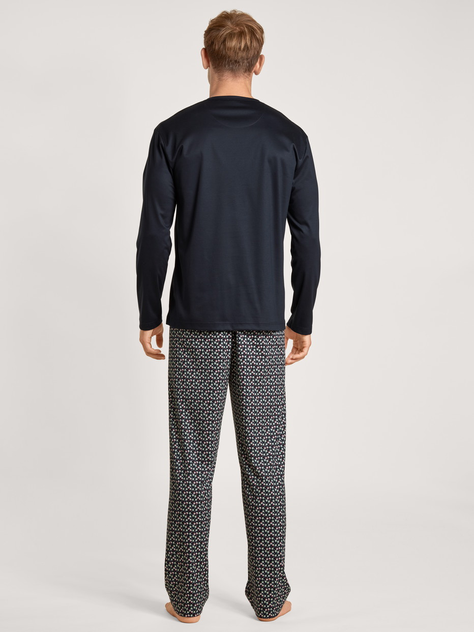Herren-Model trägt Pyjama, lang aus 100% Baumwolle in Blau, Gemustert aus Serie Nightwear Xtra von CALIDA, Rückansicht