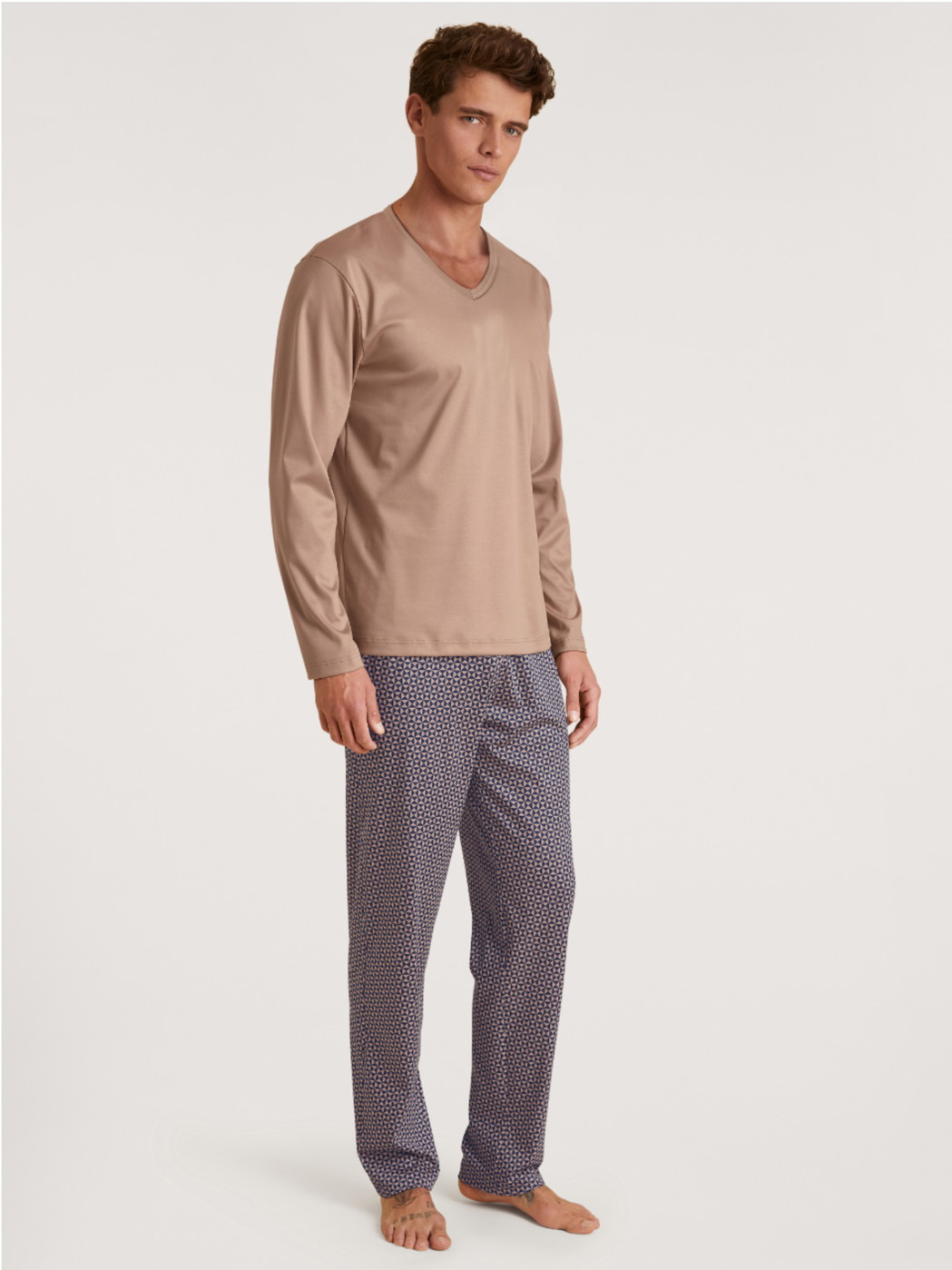 Le mannequin Homme porte le/la Pyjama, longue en 100% coton de couleur Beige, À motifs, de la série Nightwear Xtra de CALIDA, Vue de face