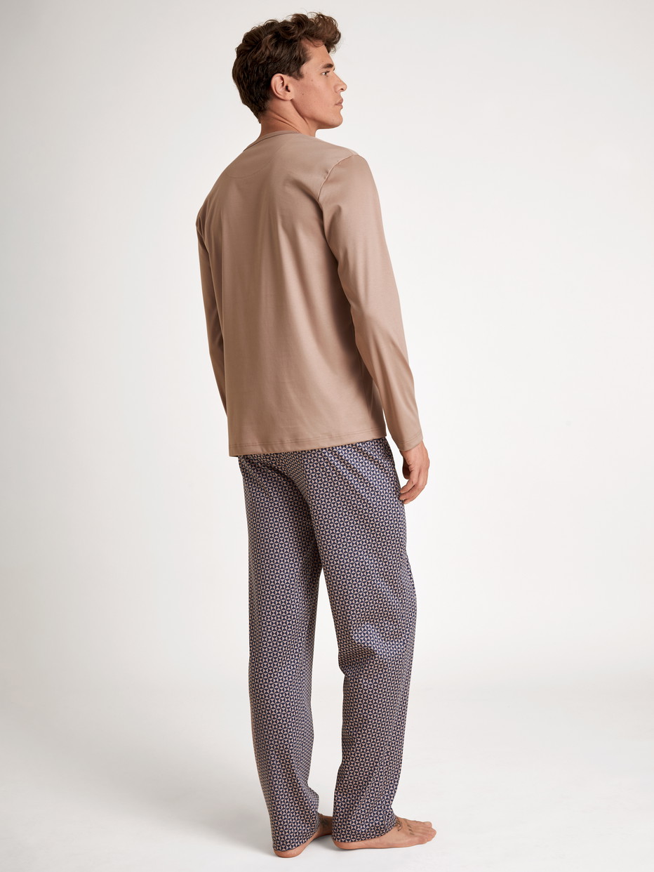 La modella / Il modello Uomo indossa Pigiami, lunghi in 100% cotone di colore Beige, Modello, della serie Nightwear Xtra di CALIDA, Vista posteriore