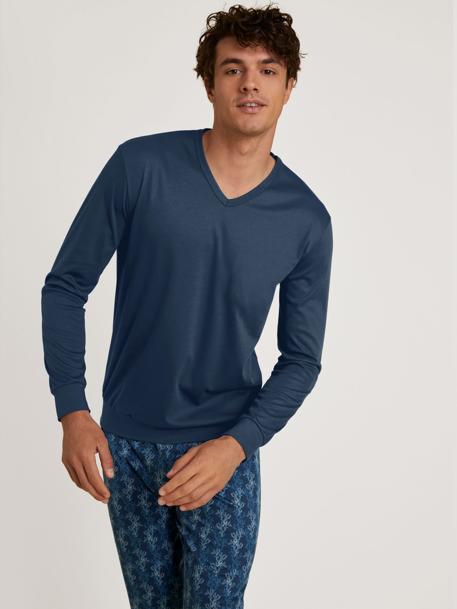 Herren-Model trägt Bündchen-Pyjama aus 100% Baumwolle in Blau, Gemustert aus Serie Nightwear Xtra von CALIDA, Zusatzbild