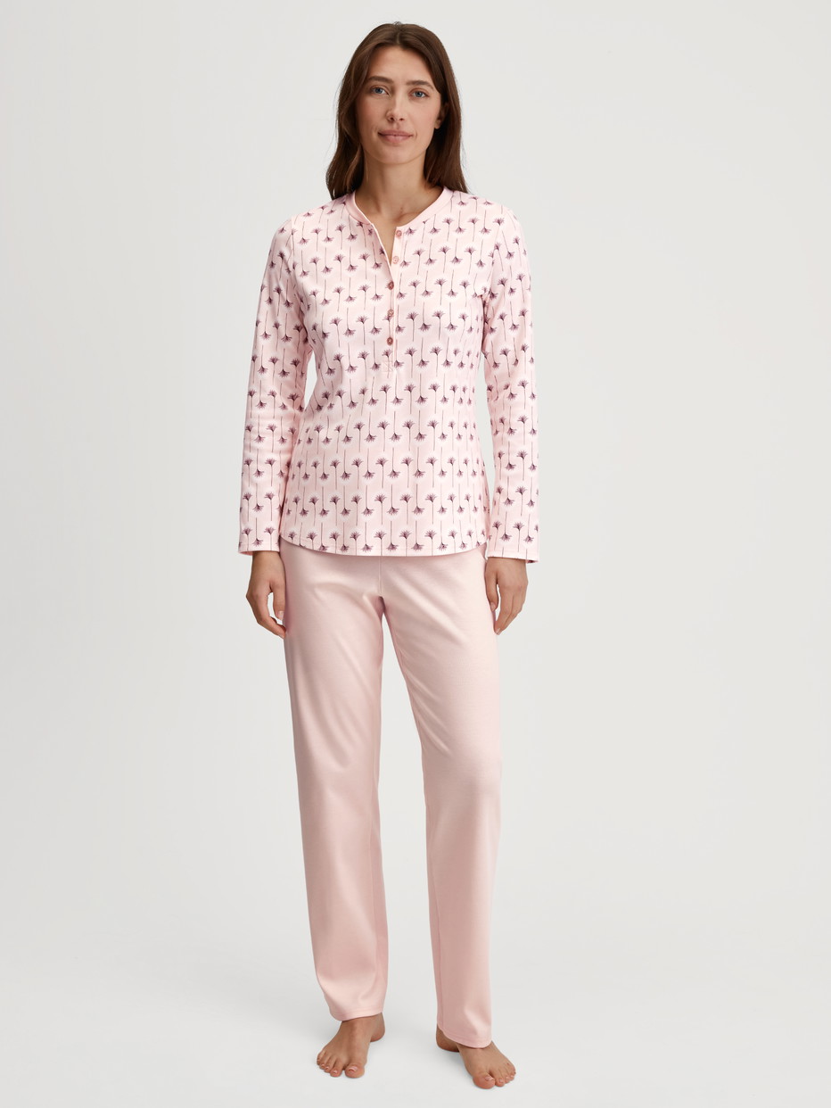 La modella / Il modello Donna indossa Pigiami, lunghi in 100% cotone di colore Rosa, Floreale, della serie Midnight Flowers di CALIDA, Vista frontale