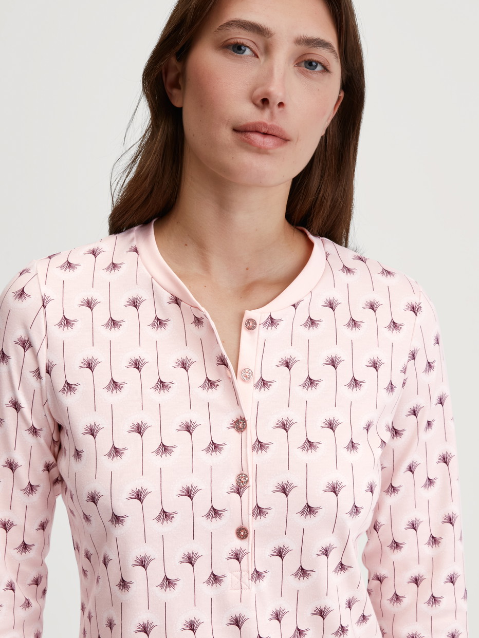 La modella / Il modello Donna indossa Pigiami, lunghi in 100% cotone di colore Rosa, Floreale, della serie Midnight Flowers di CALIDA, Dettaglio
