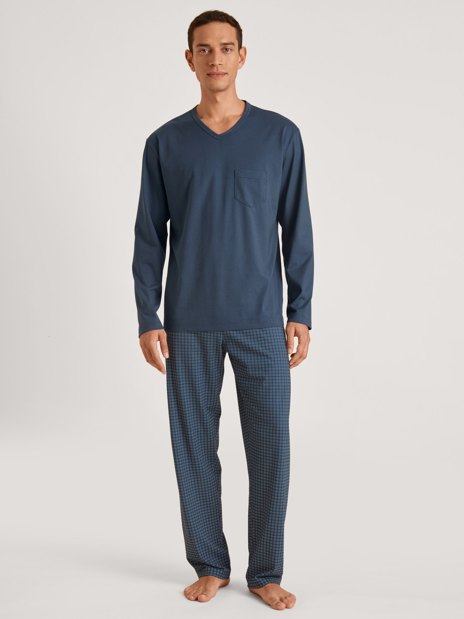 Herren-Model trägt Pyjama, lang aus 100% Baumwolle in Blau, Kariert aus Serie Relax Imprint 1 von CALIDA, Vorderansicht