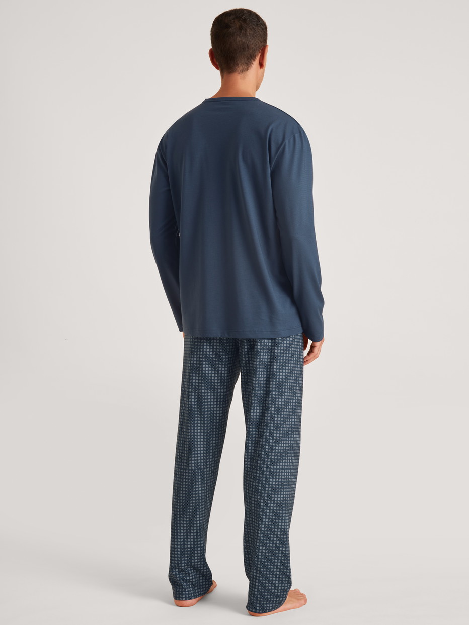 Herren-Model trägt Pyjama, lang aus 100% Baumwolle in Blau, Kariert aus Serie Relax Imprint 1 von CALIDA, Rückansicht