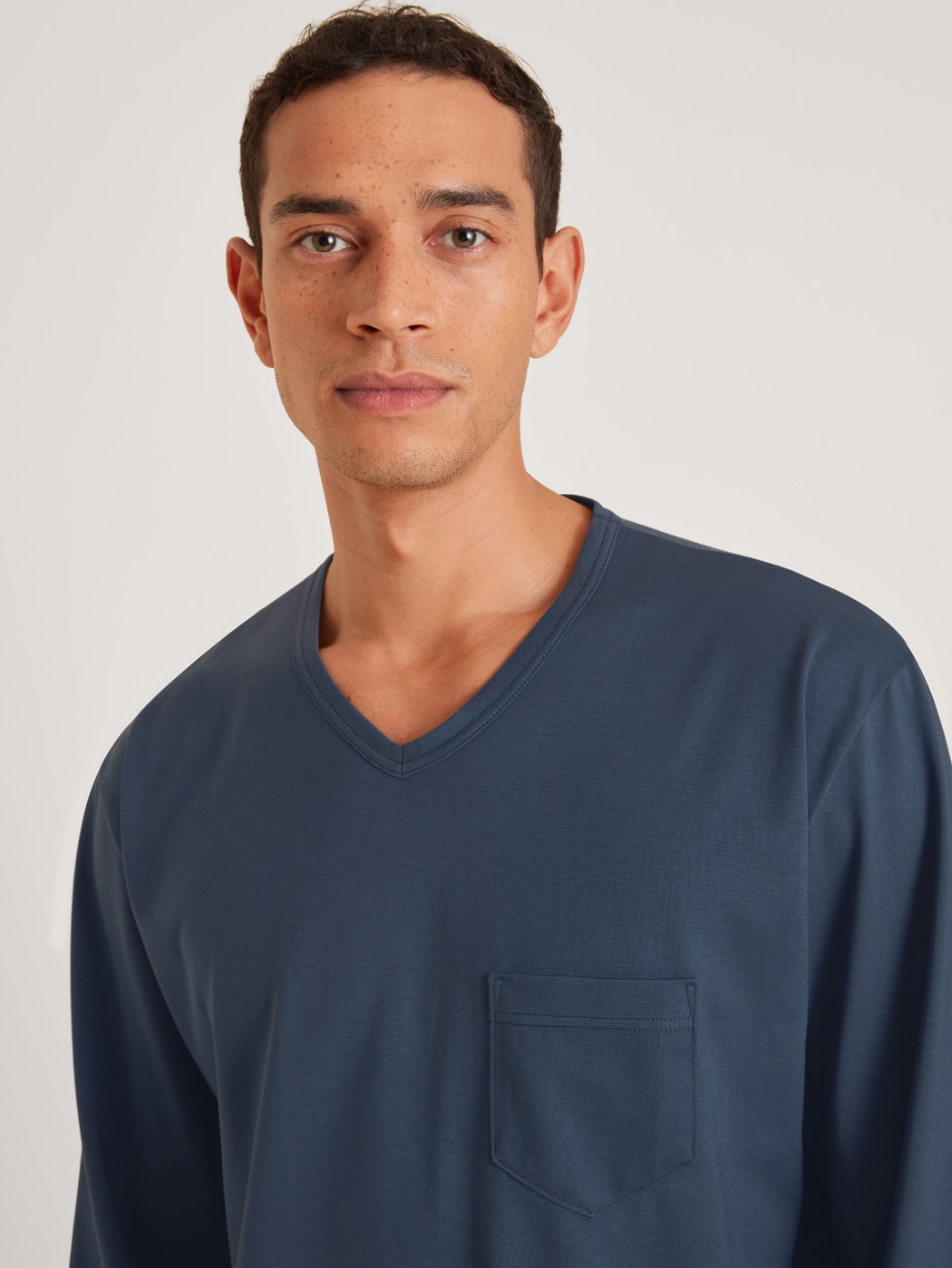 Le mannequin Homme porte le/la Pyjama en 100% coton de couleur Bleu, À carreaux, de la série Relax Imprint 1 de CALIDA, Détail