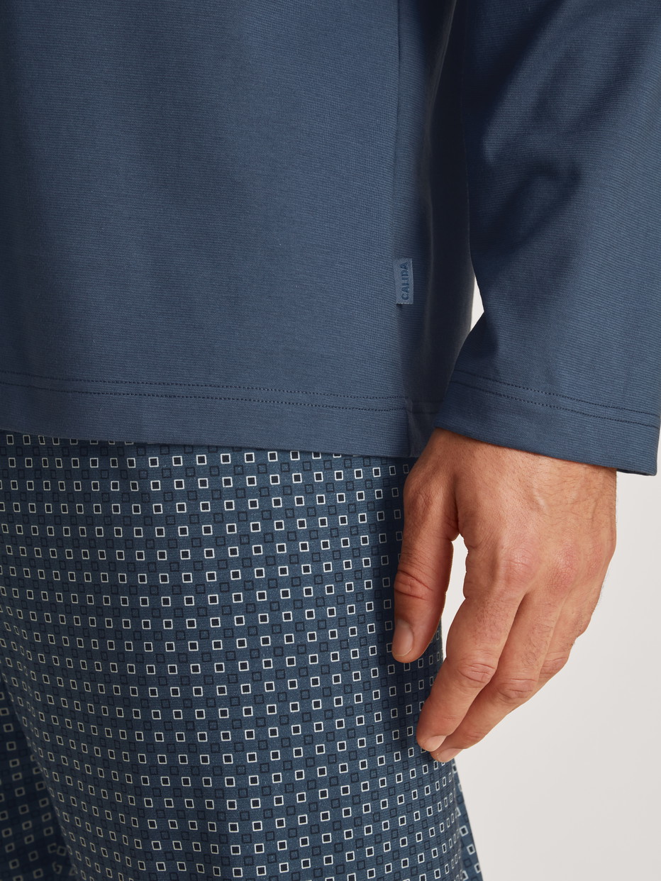 Herren-Model trägt Pyjama, lang aus 100% Baumwolle in Blau, Kariert aus Serie Relax Imprint 1 von CALIDA, Detail
