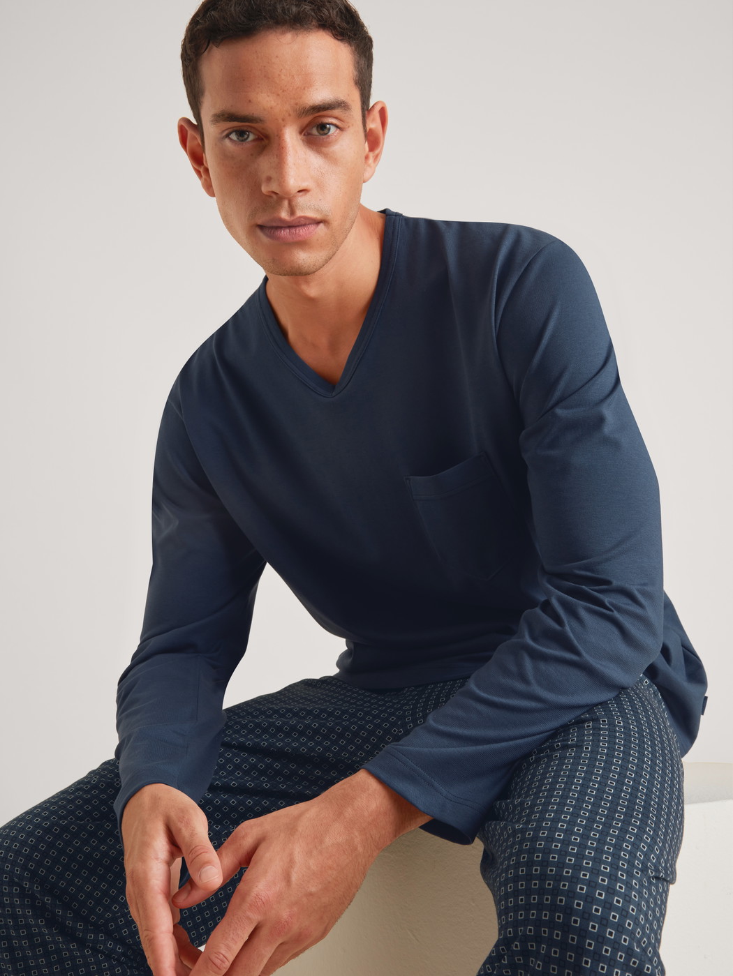 Le mannequin Homme porte le/la Pyjama en 100% coton de couleur Bleu, À carreaux, de la série Relax Imprint 1 de CALIDA