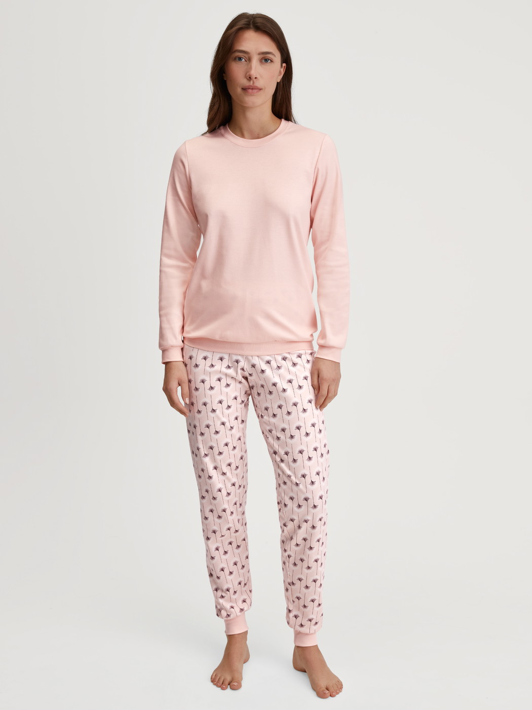 La modella / Il modello Donna indossa Pigiama con polsini in 100% cotone di colore Rosa, Floreale, della serie Midnight Flowers di CALIDA, Vista frontale