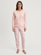 La modella / Il modello Donna indossa Pigiama con polsini in 100% cotone di colore Rosa, Floreale, della serie Midnight Flowers di CALIDA, Vista frontale