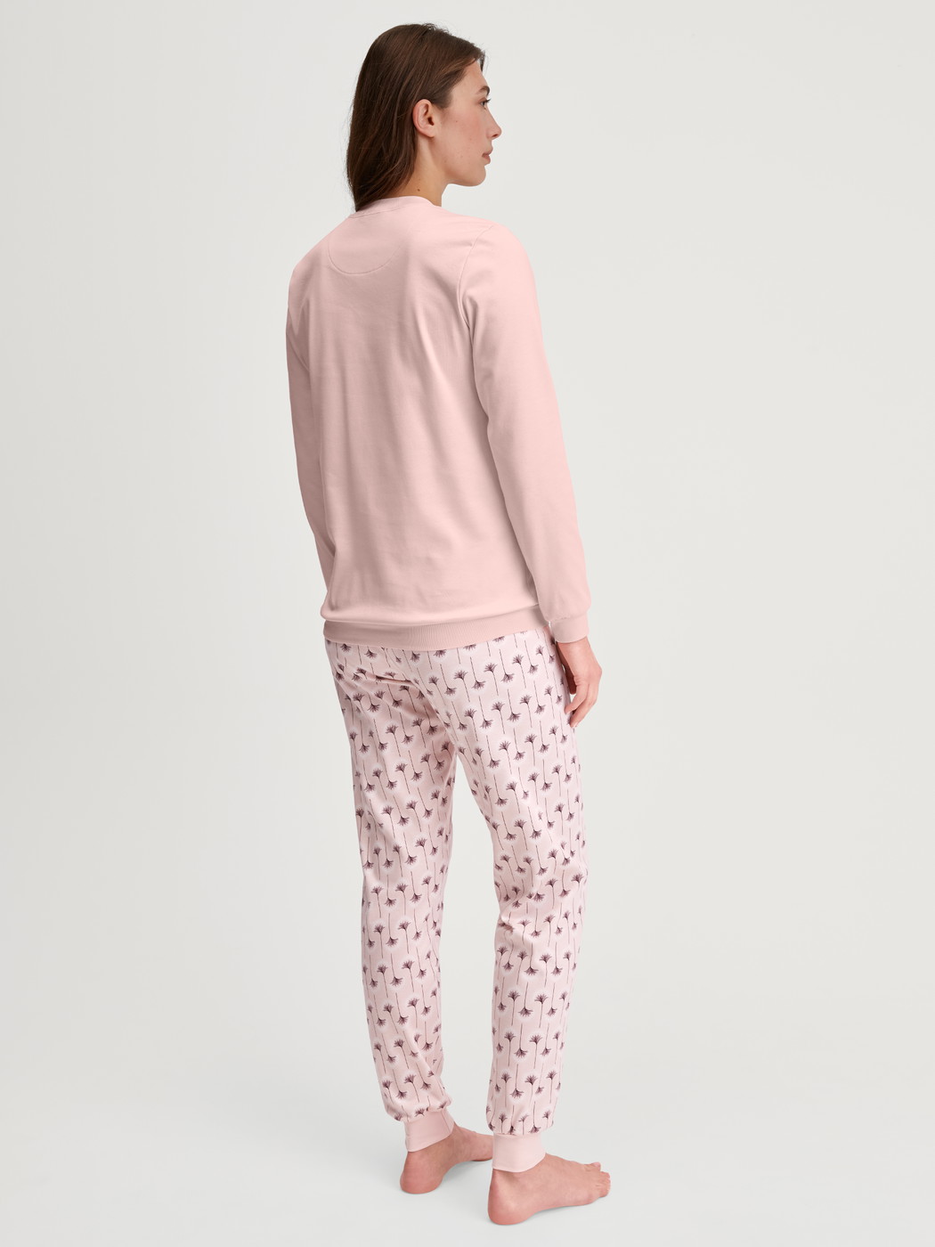 La modella / Il modello Donna indossa Pigiama con polsini in 100% cotone di colore Rosa, Floreale, della serie Midnight Flowers di CALIDA, Vista posteriore