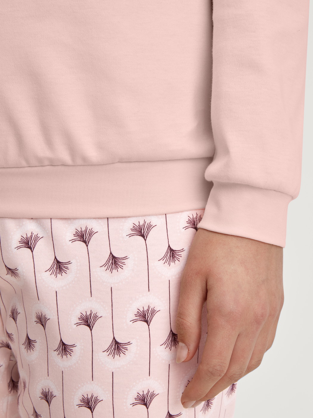 La modella / Il modello Donna indossa Pigiama con polsini in 100% cotone di colore Rosa, Floreale, della serie Midnight Flowers di CALIDA, Dettaglio