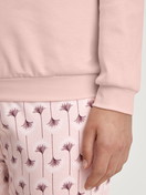 La modella / Il modello Donna indossa Pigiama con polsini in 100% cotone di colore Rosa, Floreale, della serie Midnight Flowers di CALIDA, Dettaglio