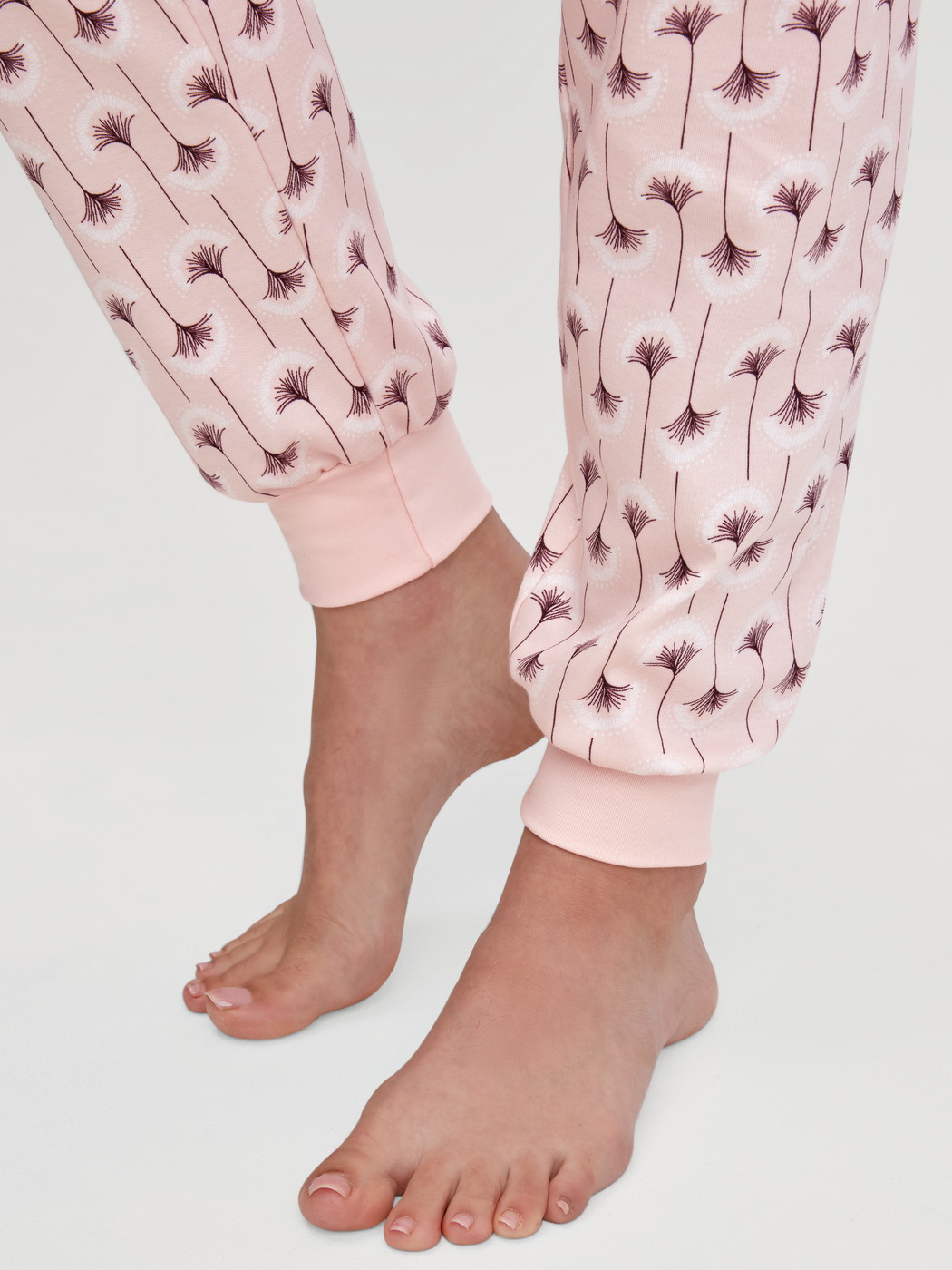 La modella / Il modello Donna indossa Pigiama con polsini in 100% cotone di colore Rosa, Floreale, della serie Midnight Flowers di CALIDA, Dettaglio