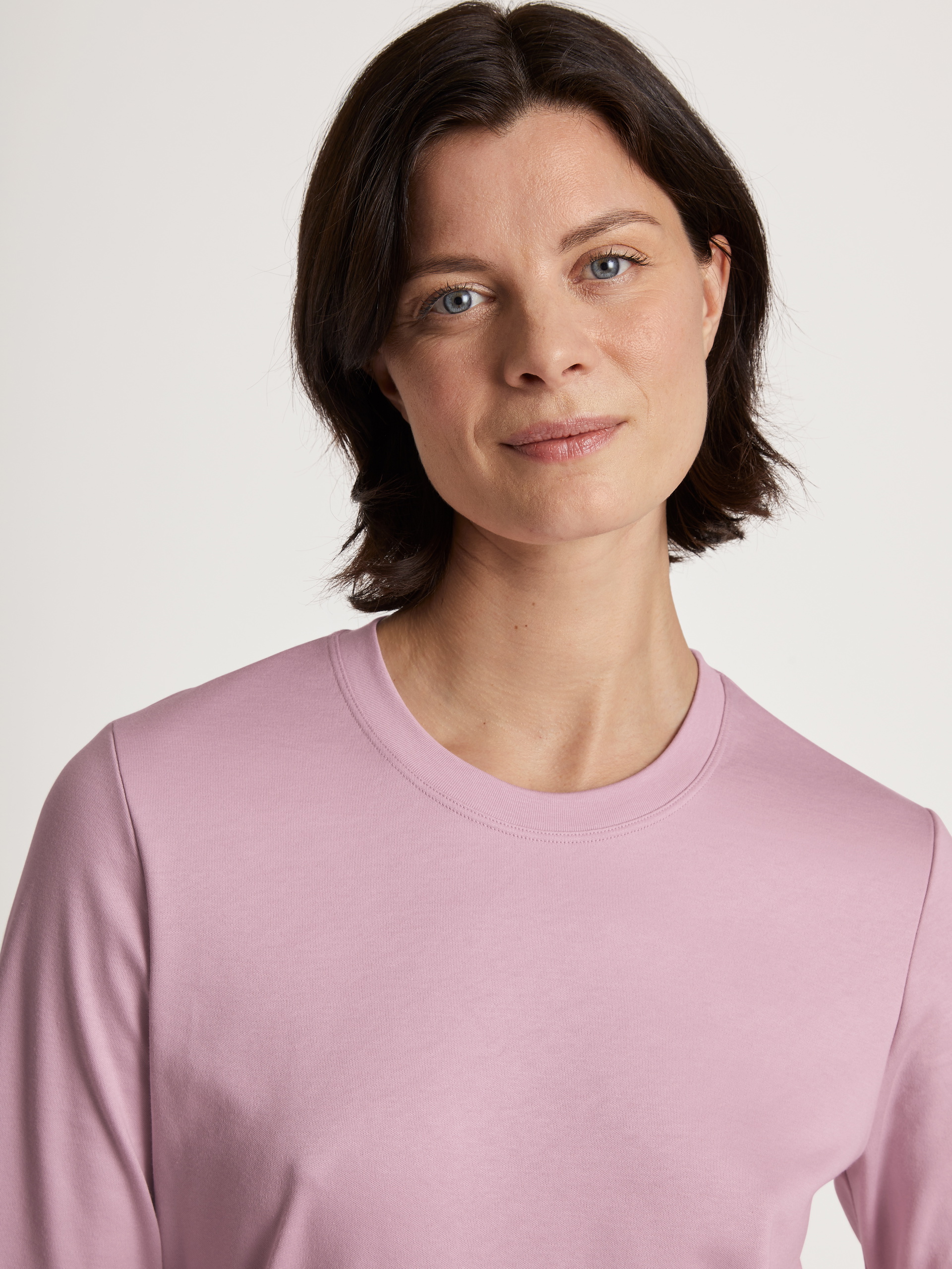 Women model is wearing Pyjama with cuff made of 100% Cotton in Purple, Floral from the Midnight Flowers series by CALIDA, Detail