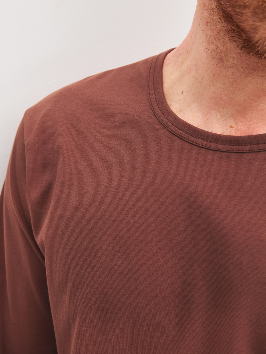 Herren-Model trägt Pyjama, lang aus 100% Baumwolle in Braun, Einfarbig aus Serie Relax Essentials von CALIDA, Detail