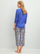 Le mannequin Femme porte le/la  en 100% coton de couleur Bleu, À motifs, de la série Flower Dreams de CALIDA, Vue arrière