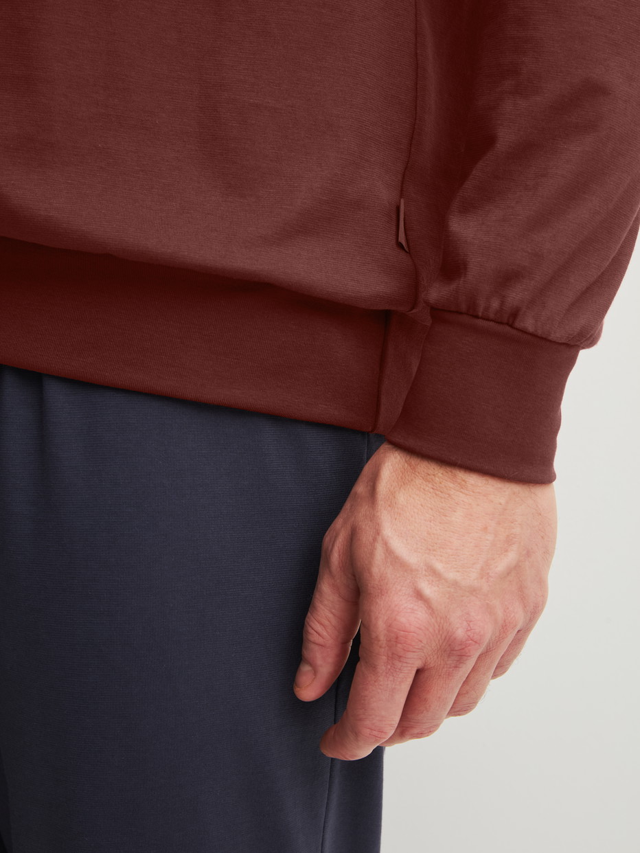 Herren-Model trägt Bündchen-Pyjama aus 100% Baumwolle in Braun, Einfarbig aus Serie Relax Essentials von CALIDA, Detail