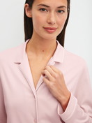 Le mannequin Femme porte le/la Pyjama à boutons en 100% coton de couleur Rose, Unicolore, de la série Night Lovers de CALIDA, Détail