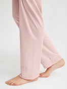 Le mannequin Femme porte le/la Pyjama à boutons en 100% coton de couleur Rose, Unicolore, de la série Night Lovers de CALIDA, Détail
