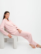 Le mannequin Femme porte le/la Pyjama à boutons en 100% coton de couleur Rose, Unicolore, de la série Night Lovers de CALIDA, Image supplémentaire