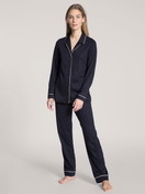 Le mannequin Femme porte le/la Pyjama à boutons en 100% coton de couleur Bleu, Unicolore, de la série Night Lovers de CALIDA, Vue de face