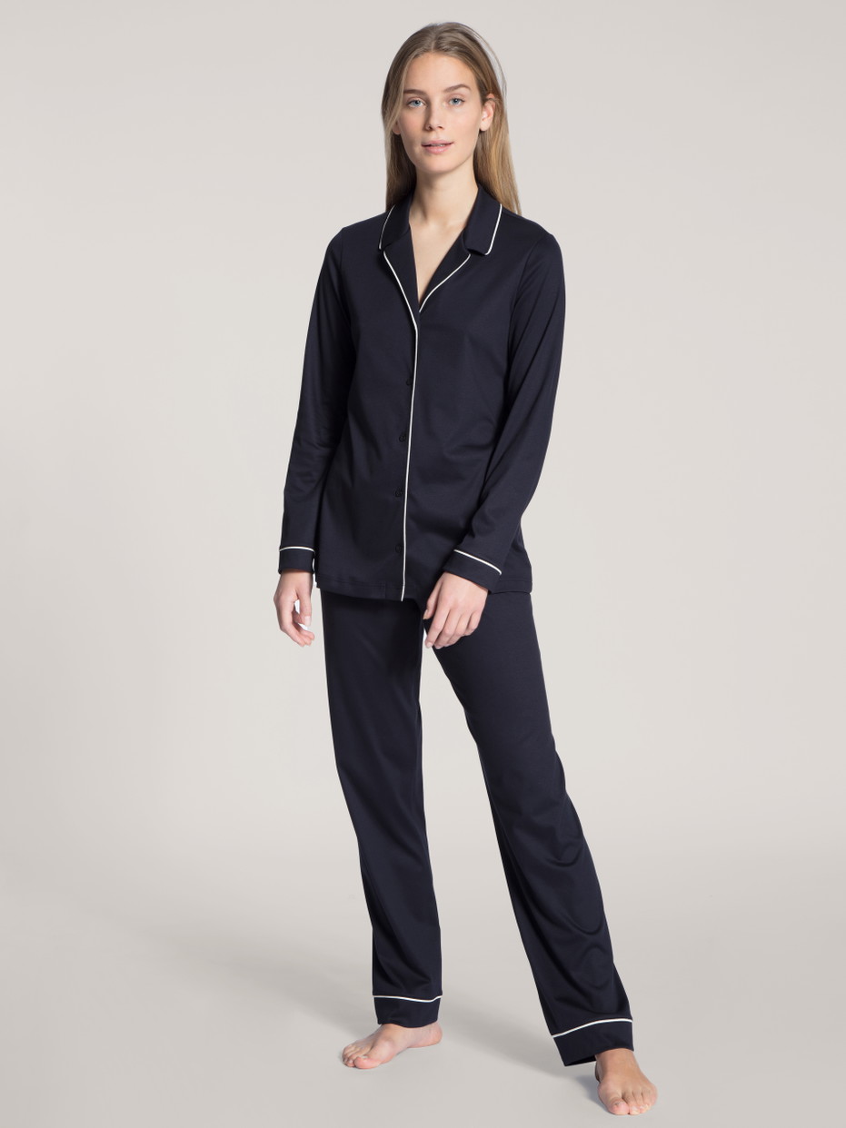 Le mannequin Femme porte le/la Pyjama à boutons en 100% coton de couleur Bleu, Unicolore, de la série Night Lovers de CALIDA, Vue de face