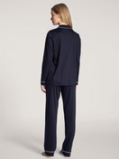 Le mannequin Femme porte le/la Pyjama à boutons en 100% coton de couleur Bleu, Unicolore, de la série Night Lovers de CALIDA, Vue arrière