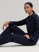 Le mannequin Femme porte le/la Pyjama à boutons en 100% coton de couleur Bleu, Unicolore, de la série Night Lovers de CALIDA, Vue de face