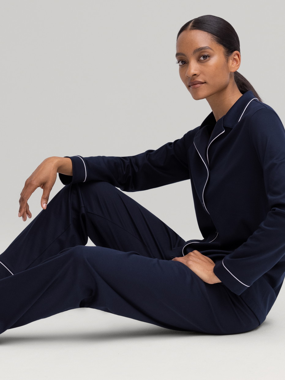 Le mannequin Femme porte le/la Pyjama à boutons en 100% coton de couleur Bleu, Unicolore, de la série Night Lovers de CALIDA, Vue de face