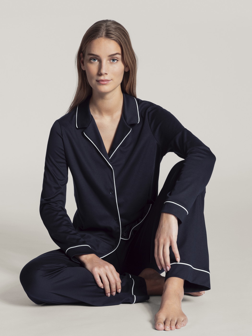 Le mannequin Femme porte le/la Pyjama à boutons en 100% coton de couleur Bleu, Unicolore, de la série Night Lovers de CALIDA, Vue de face