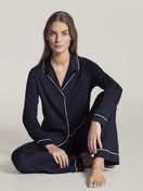 Le mannequin Femme porte le/la Pyjama à boutons en 100% coton de couleur Bleu, Unicolore, de la série Night Lovers de CALIDA, Vue de face