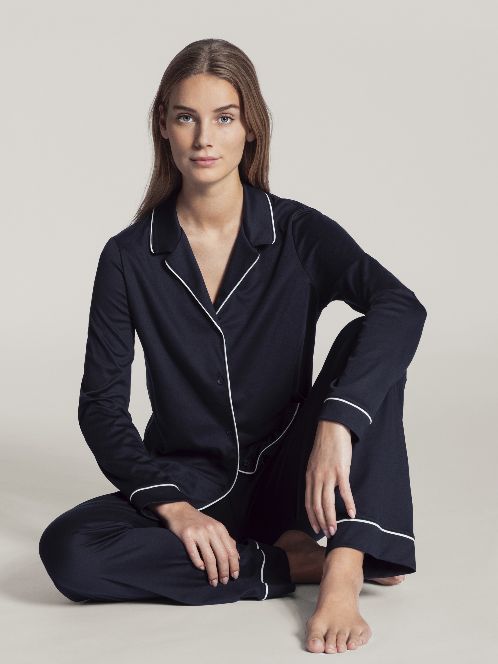 Damen-Model trägt Pyjama mit Knöpfen aus 100% Baumwolle in Blau, Einfarbig aus Serie Night Lovers von CALIDA, Vorderansicht
