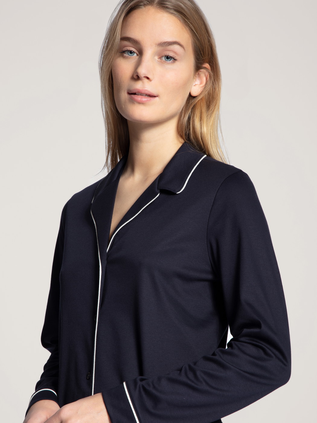 Femme - Pyjama à boutons en 100% coton de couleur Bleu, Unicolore, de la série Night Lovers de CALIDA, Détail