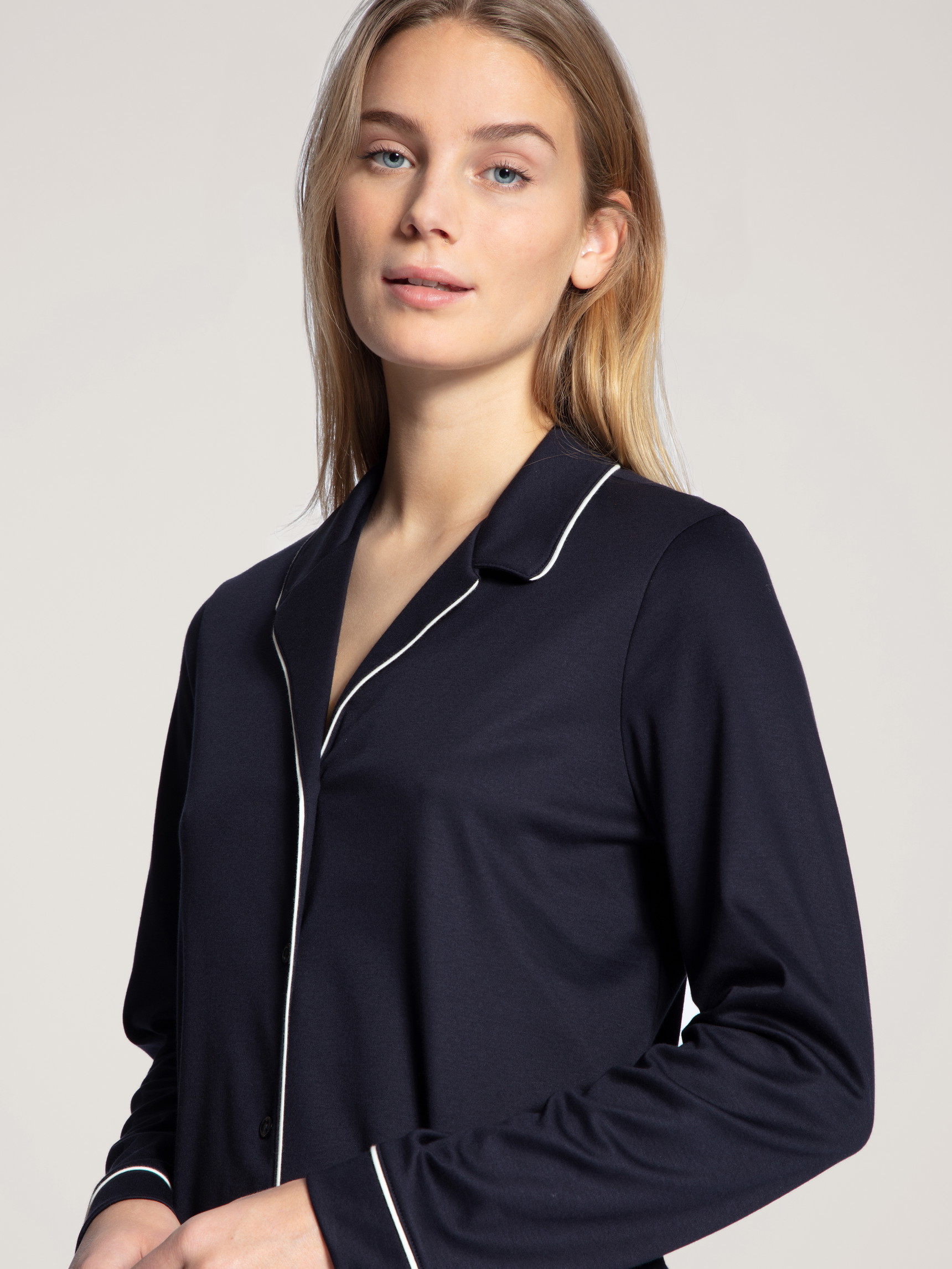 Damen - Pyjama mit Knöpfen aus 100% Baumwolle in Blau, Einfarbig aus Serie Night Lovers von CALIDA, Detail