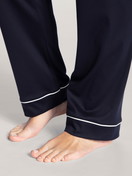 Le mannequin Femme porte le/la Pyjama à boutons en 100% coton de couleur Bleu, Unicolore, de la série Night Lovers de CALIDA, Vue de face