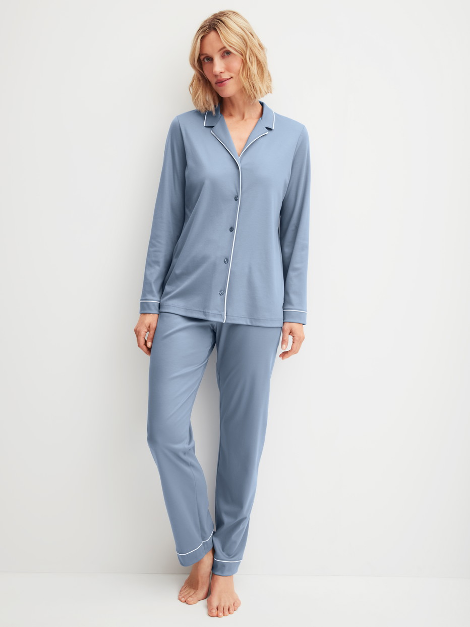 Damen-Model trägt Pyjama mit Knöpfen aus 100% Baumwolle in Blau, Einfarbig aus Serie Night Lovers von CALIDA, Vorderansicht