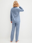 Le mannequin Femme porte le/la Pyjama à boutons en 100% coton de couleur Bleu, Unicolore, de la série Night Lovers de CALIDA, Vue arrière