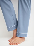 Le mannequin Femme porte le/la Pyjama à boutons en 100% coton de couleur Bleu, Unicolore, de la série Night Lovers de CALIDA, Détail