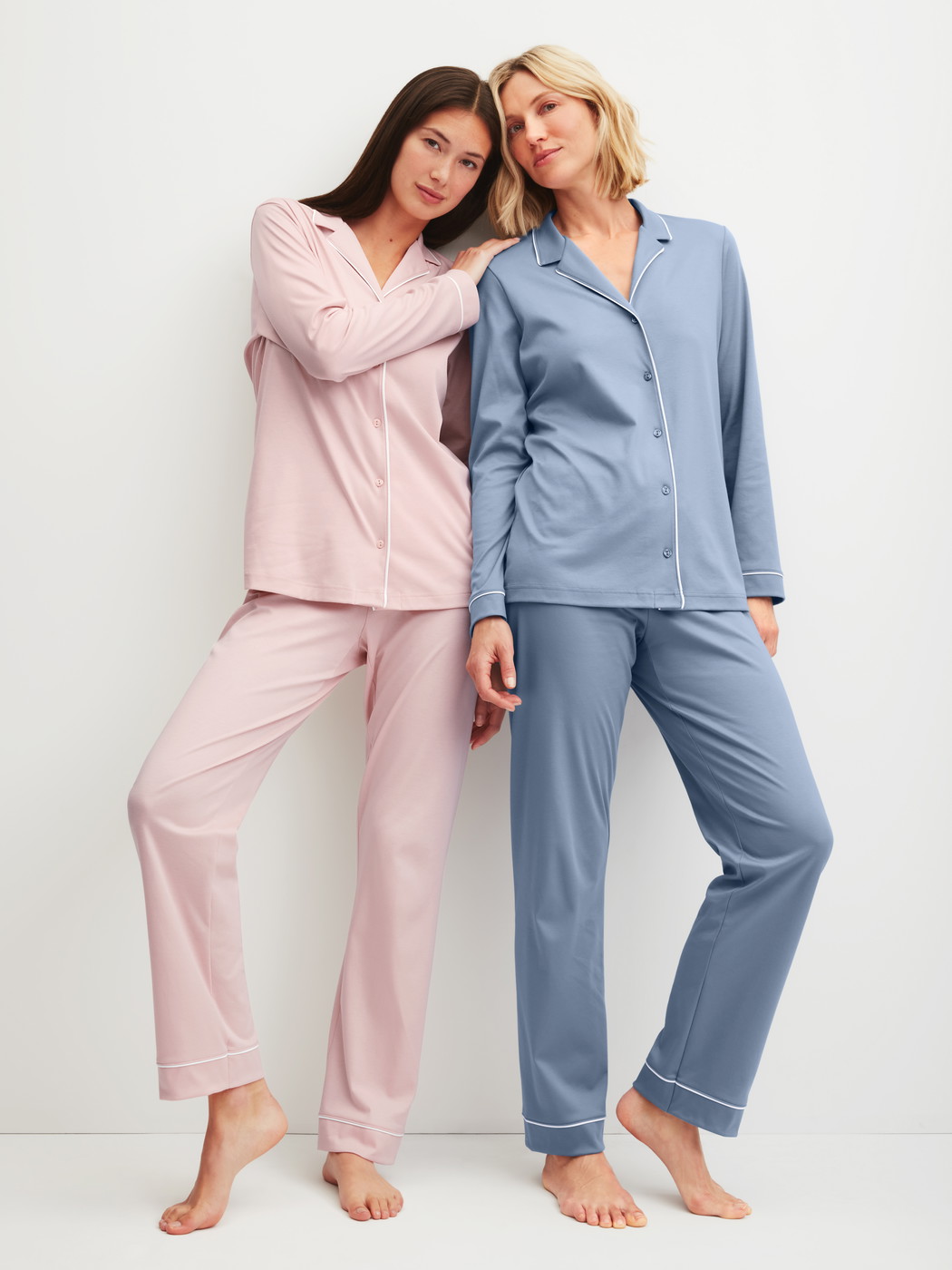 Le mannequin Femme porte le/la Pyjama à boutons en 100% coton de couleur Bleu, Unicolore, de la série Night Lovers de CALIDA, Image supplémentaire