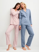 Le mannequin Femme porte le/la Pyjama à boutons en 100% coton de couleur Bleu, Unicolore, de la série Night Lovers de CALIDA, Image supplémentaire