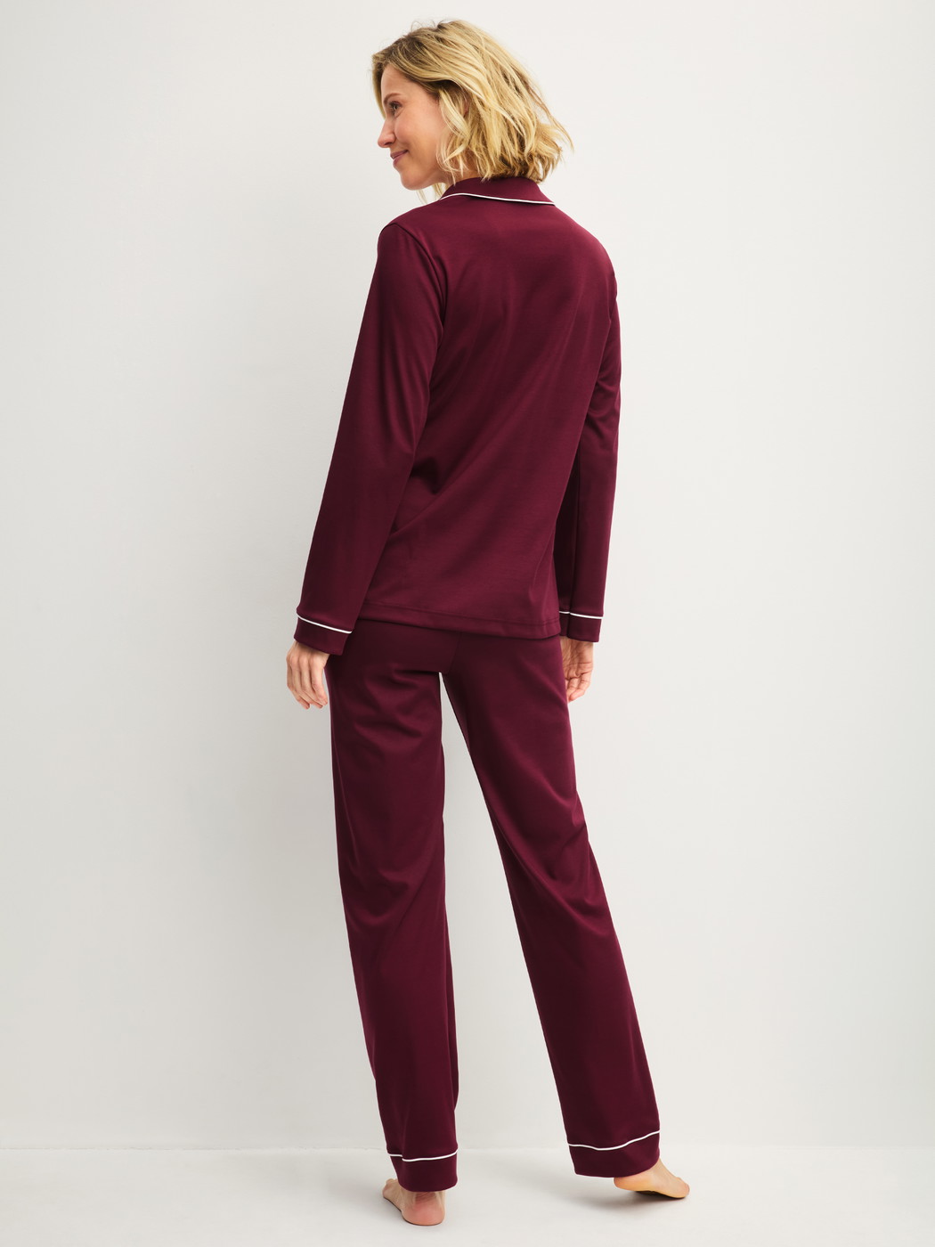 Le mannequin Femme porte le/la Pyjama à boutons en Swiss+Cotton de couleur Rouge, Unicolore, de la série Season Special de CALIDA, Vue arrière