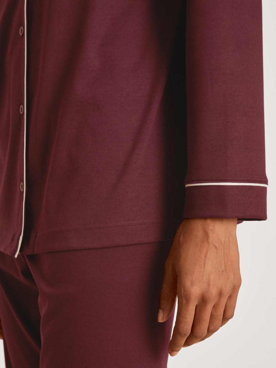 La modella / Il modello Donna indossa Pigiama con bottoni in Swiss+Cotton di colore Rosso, Tinta unita, della serie Season Special di CALIDA, Dettaglio