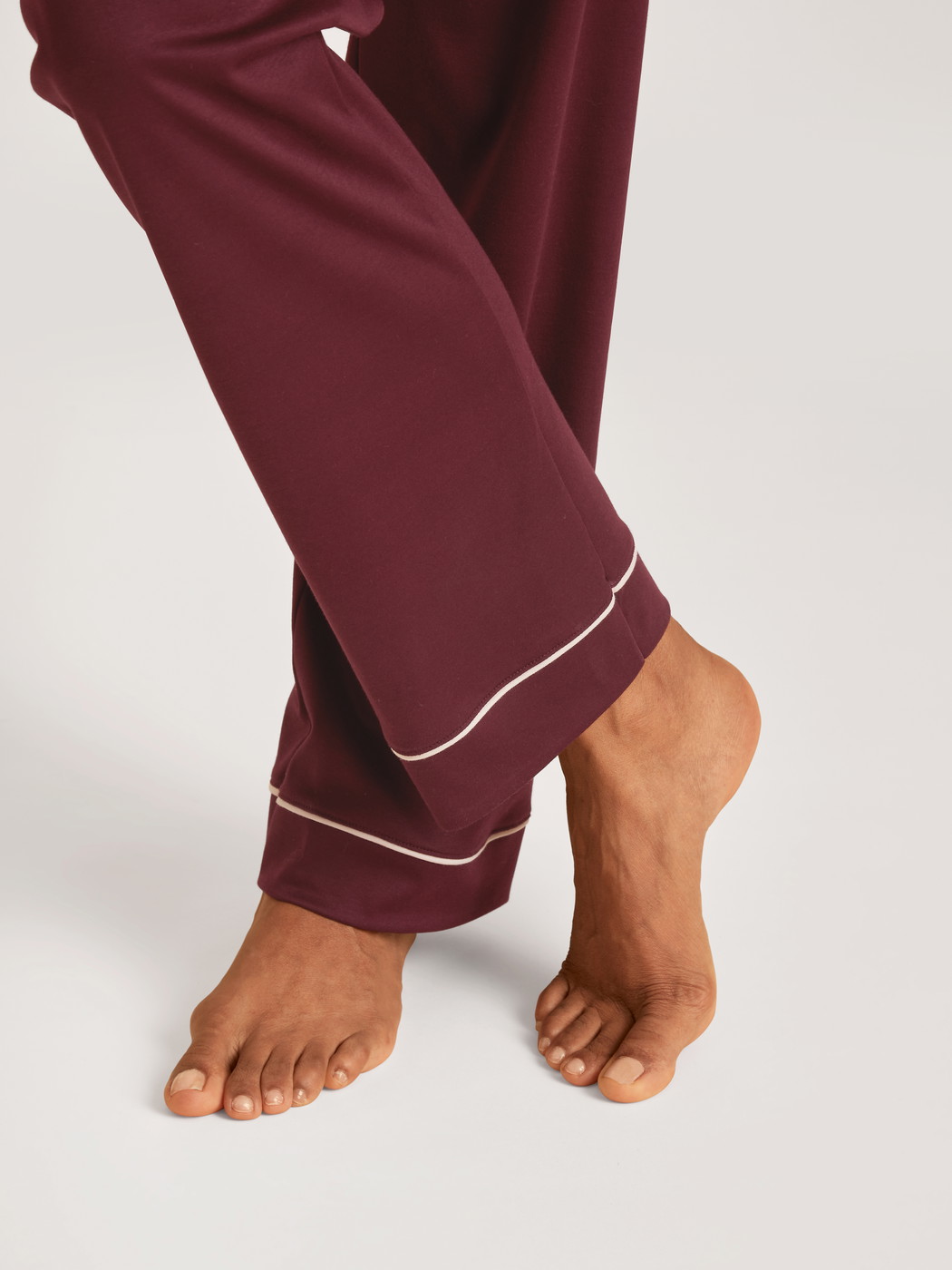 Le mannequin Femme porte le/la Pyjama à boutons en Swiss+Cotton de couleur Rouge, Unicolore, de la série Season Special de CALIDA, Détail